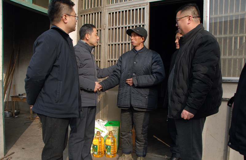 走访第一书记帮扶村贫困户.jpg